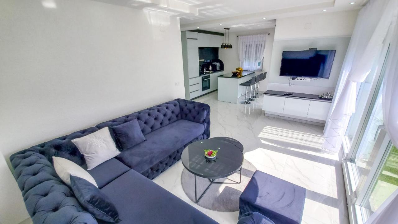 House De Luxe *